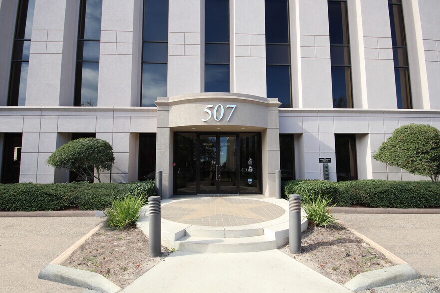 More Photos Of 505 N Sam Houston Pky E, Houston Unknown For Lease