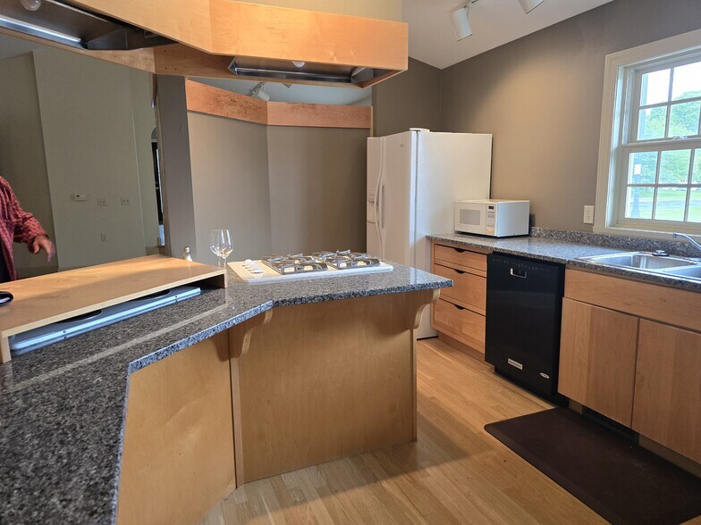 More Photos Of 115 W 6th St, Marshfield Storefront Retail Office For Sale