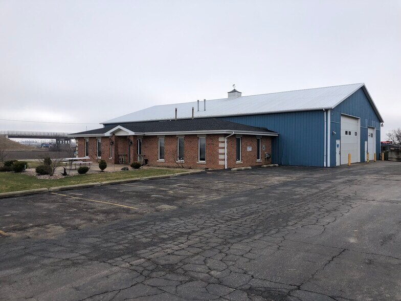 More Photos Of 825 E North St, Elburn Warehouse For Sale