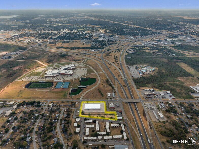 More Photos Of 2701 Southridge Dr, Wichita Falls Distribution For Lease