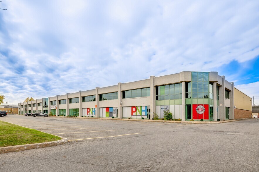 More Photos Of 1925-1985 Boul Hymus, Dorval Light Distribution For Lease