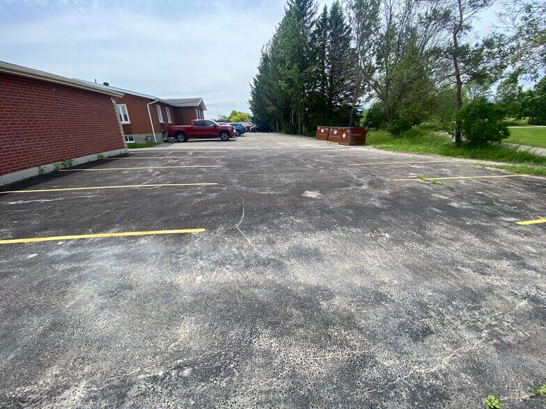 More Photos Of 56 Yonge St S, Springwater Fast Food For Sale