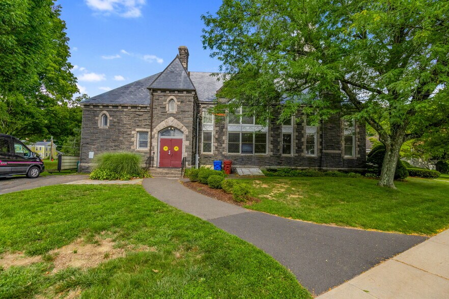 More Photos Of 61 Main St, Unionville Office For Sale