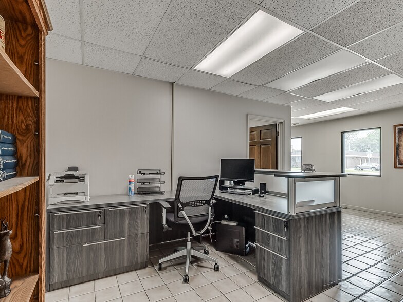 More Photos Of 1420 Linwood Blvd, Oklahoma City Office For Sale