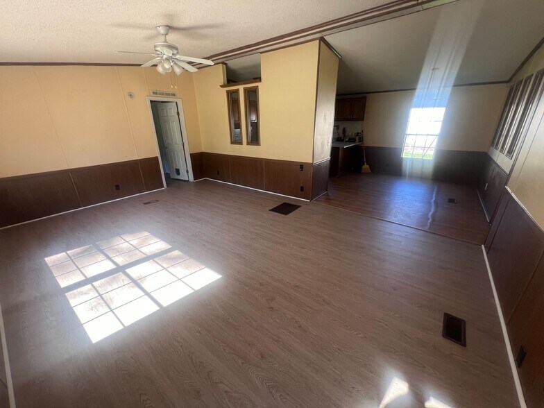 More Photos Of 530 Sims St, Maysville Flex For Lease