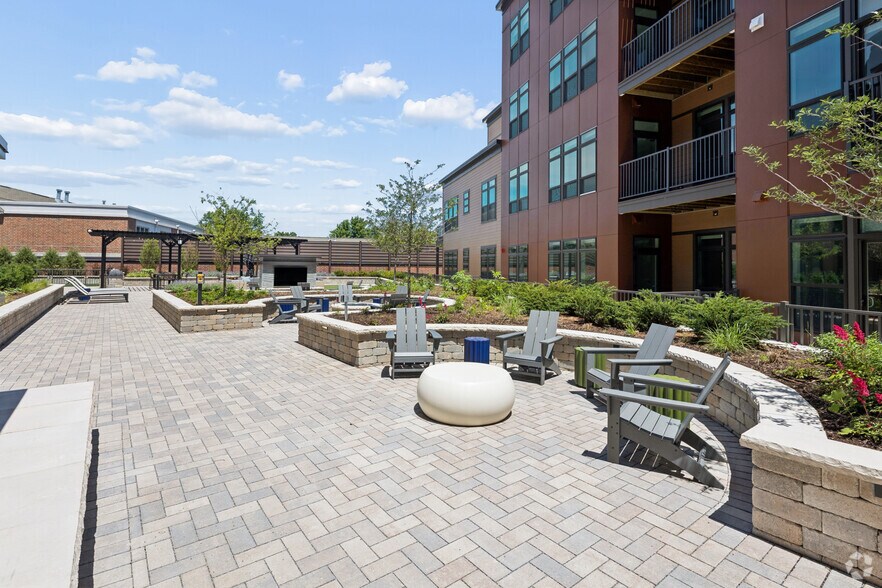 More Photos Of 1850 Glenview Rd, Glenview Apartments For Lease