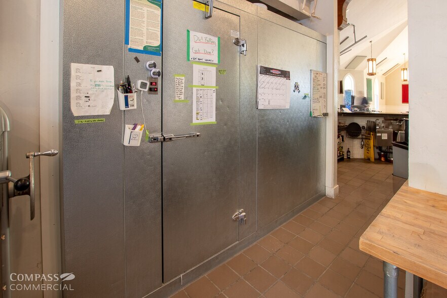 More Photos Of 641 SW Cascade Ave, Redmond Restaurant For Sale