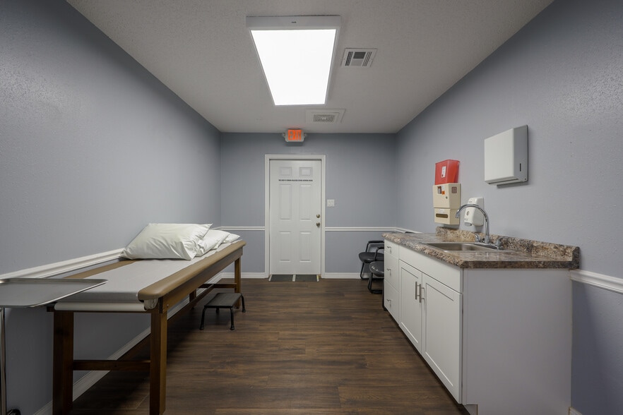 More Photos Of 601 S Broadway St, Grove Medical For Sale