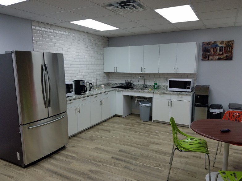 More Photos Of 7300 N Cicero Ave, Lincolnwood Loft Creative Space For Lease