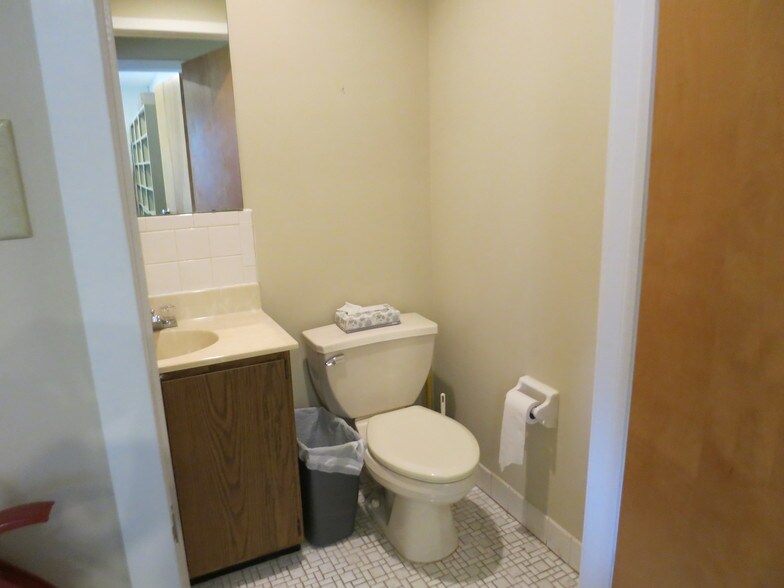 More Photos Of 920 Lawn Ave, Sellersville Medical For Sale