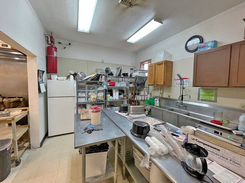 More Photos Of 109 S Maple St, Mulberry Grove Restaurant For Sale