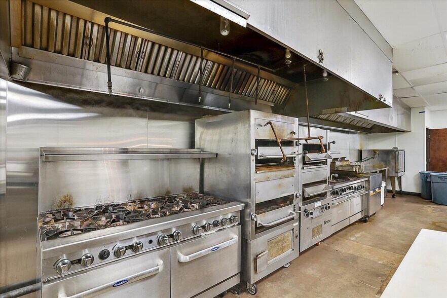 More Photos Of 15 Jackson Cir, Florence Restaurant For Sale