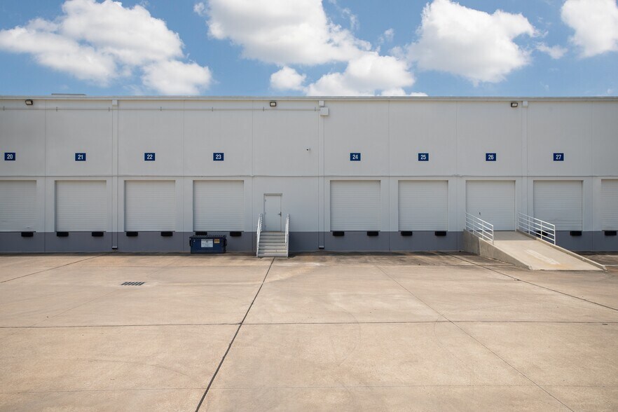 More Photos Of 9330 W Airport Blvd, Houston Warehouse For Lease