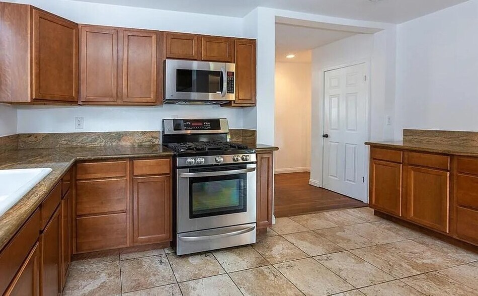 More Photos Of 19604 Victory Blvd, Tarzana Apartments For Sale