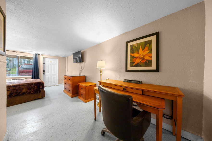 More Photos Of 2210 S Pine Ave, Ocala Hotel For Sale