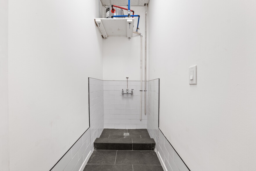 More Photos Of 48 Commerce St, Newark Office For Lease