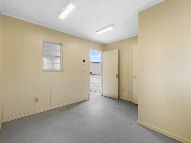 More Photos Of 3261 New Bern Hwy, Jacksonville Light Distribution For Sale