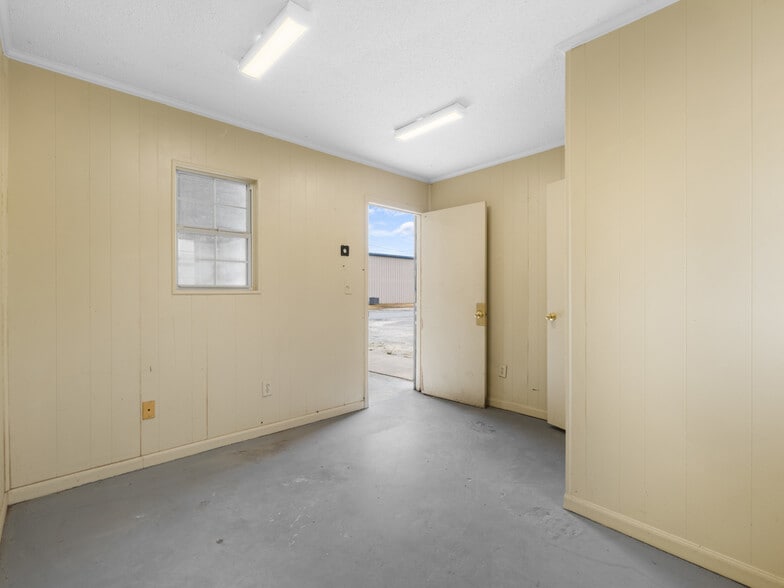 More Photos Of 3261 New Bern Hwy, Jacksonville Light Distribution For Lease