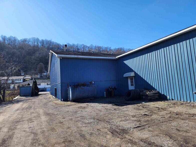 More Photos Of 2384 W 23rd St, Bellaire Warehouse For Sale