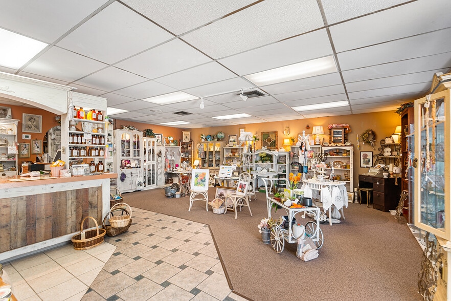 More Photos Of 155 Avenue B SW, Winter Haven Storefront For Sale