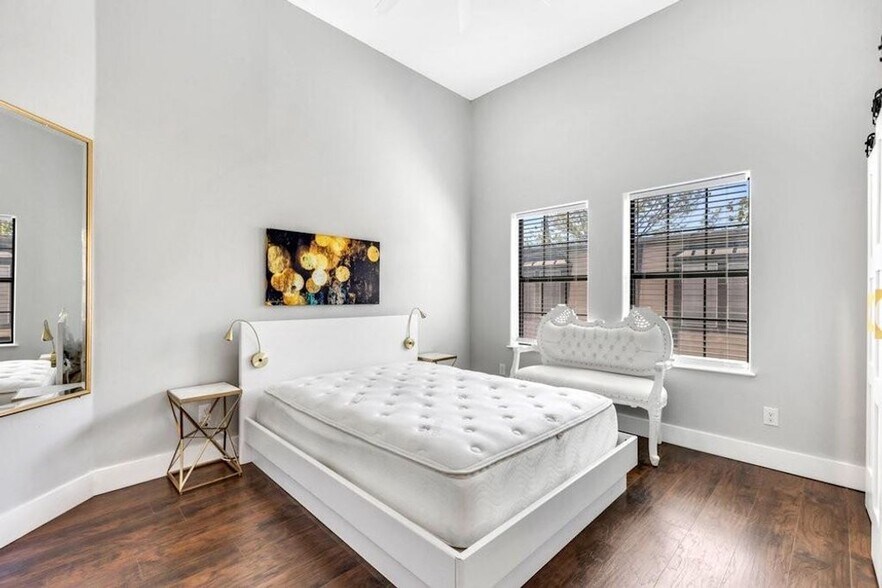 More Photos Of 6325 Riverview Way, Houston Apartments For Sale