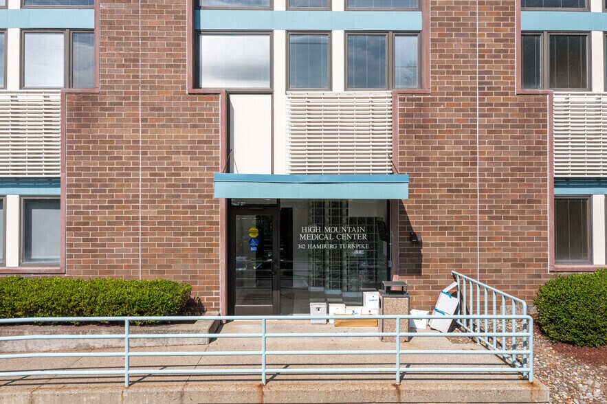 More Photos Of 342 Hamburg Tpke, Wayne Medical For Sale