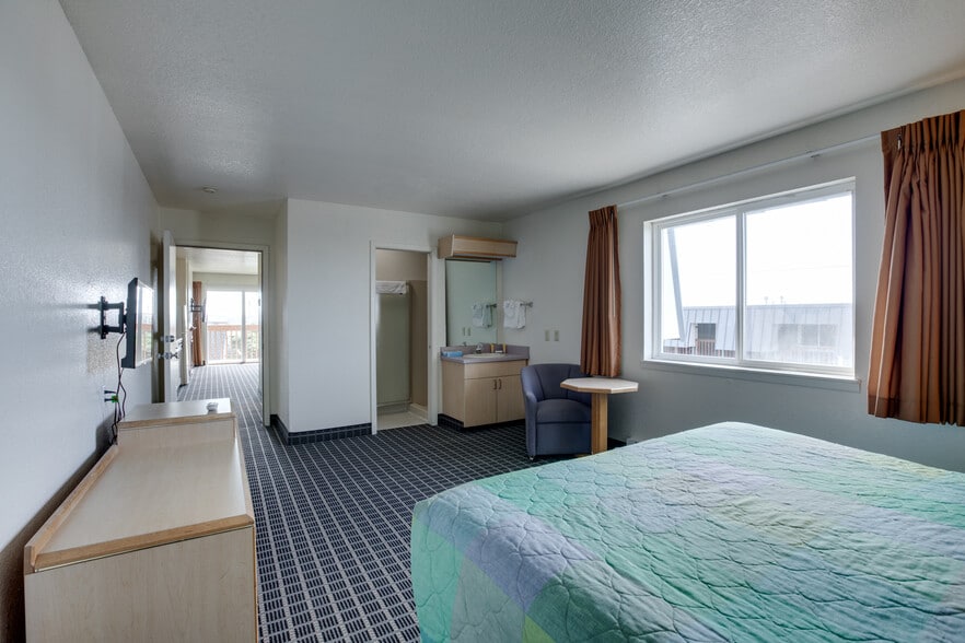 More Photos Of 101 NW 11th Ave, Rockaway Beach Hotel For Sale