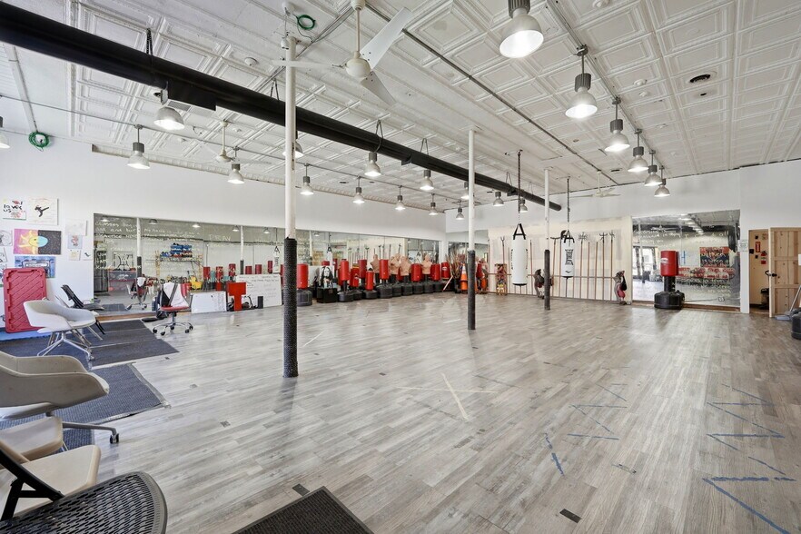 More Photos Of 3596 N Milwaukee Ave, Chicago Storefront Retail Office For Sale