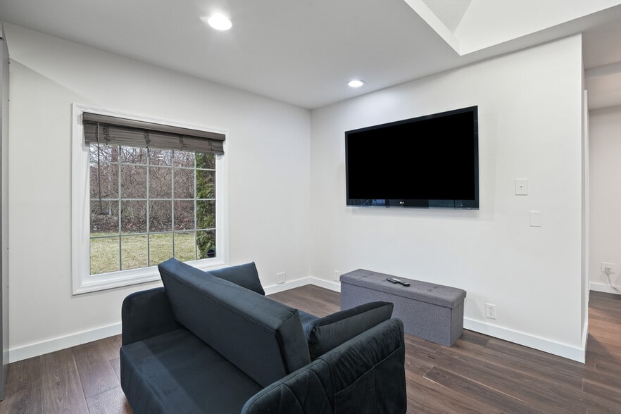 More Photos Of 153 E Dublin Granville Rd, New Albany Medical For Lease