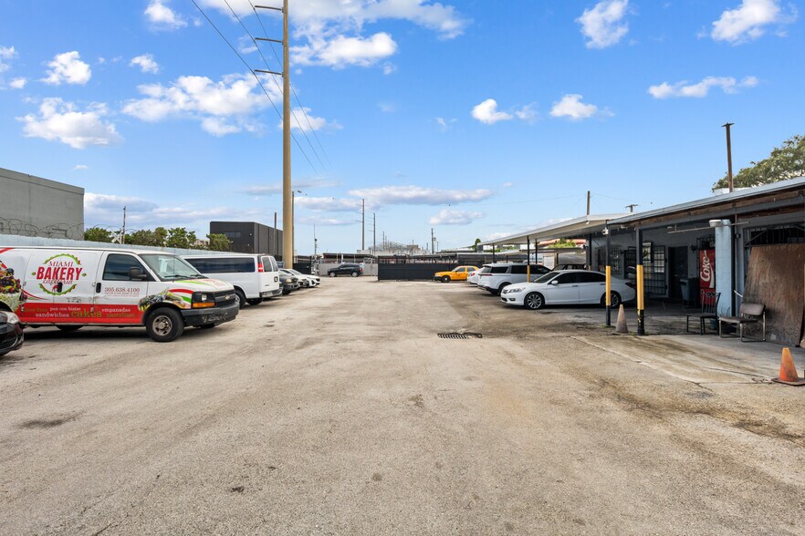 More Photos Of 2222 NW 22nd Ct, Miami Freestanding For Sale