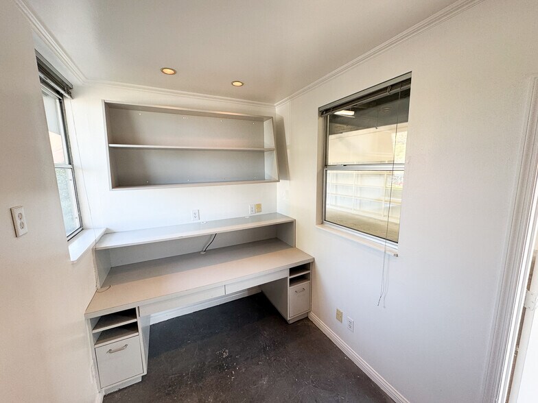 More Photos Of 158 Hamilton Dr, Novato Warehouse For Lease