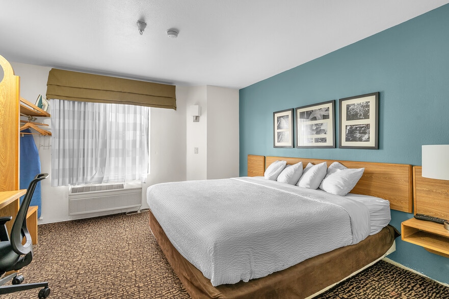 More Photos Of 220 Caravan Dr, Elkhart Hotel For Sale