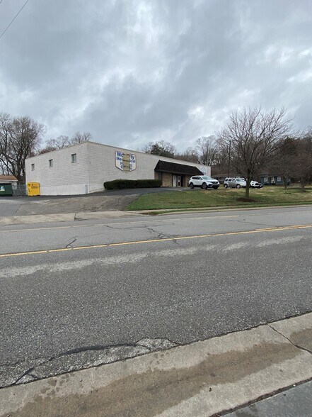 More Photos Of 5100 Merriam Dr, Shawnee Warehouse For Lease