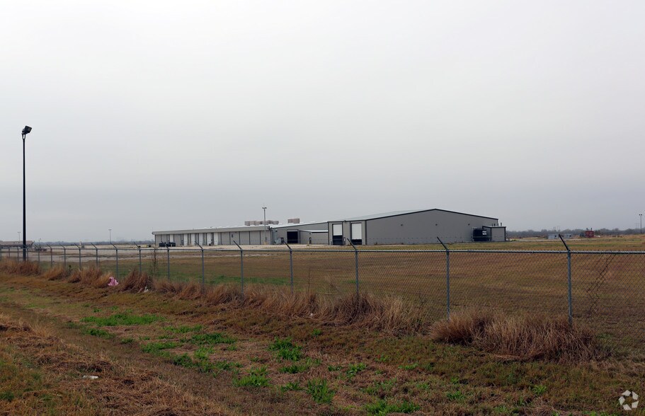 More Photos Of 6291 S Interstate Highway 37, Mathis Warehouse For Lease