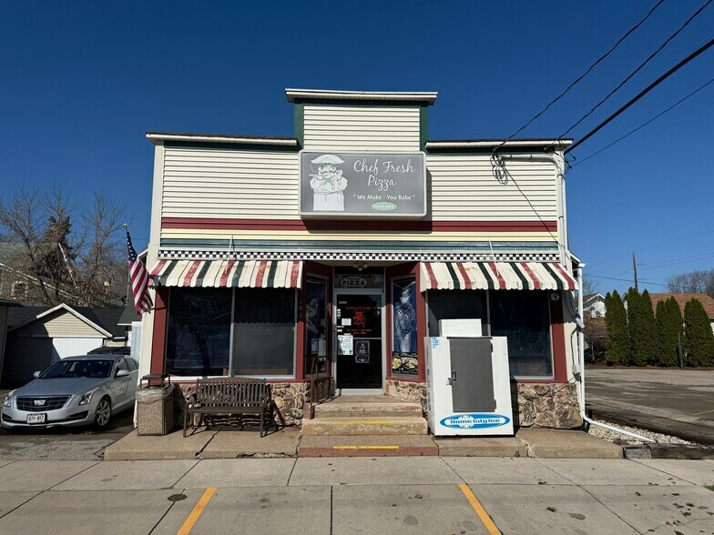 Primary Photo Of 204 Manitowoc St, Menasha Restaurant For Sale