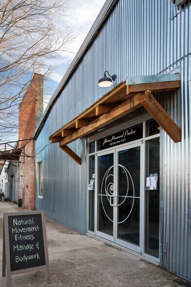 More Photos Of 160 Tracy St, Athens Flex For Lease