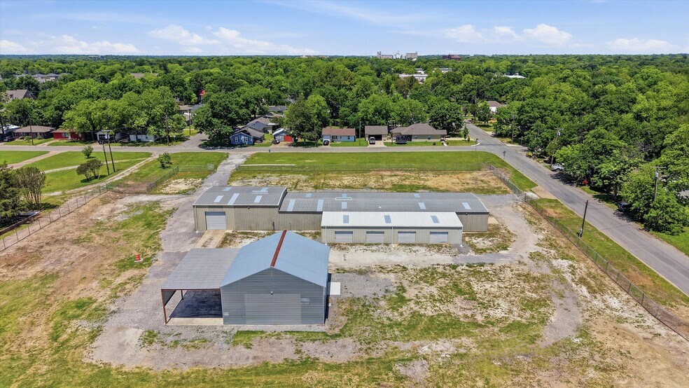 More Photos Of 224 E Cottage St, Sherman Warehouse For Sale