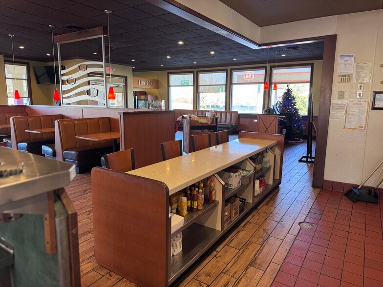 More Photos Of 6887 E Front St, Kansas City Fast Food For Lease
