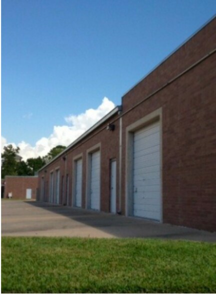 More Photos Of 211-285 W Airtex Blvd, Houston Light Distribution For Lease