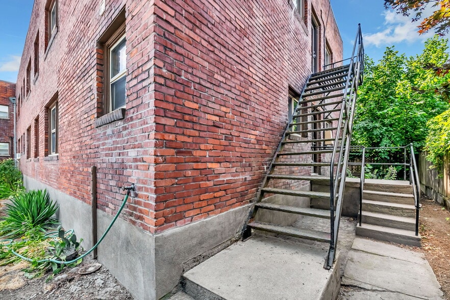 More Photos Of 2455 NW Quimby St, Portland Apartments For Sale