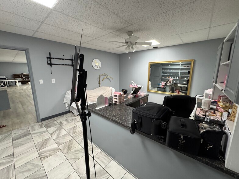 More Photos Of 706 N Perry St, Palestine General Retail For Sale