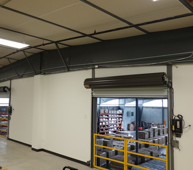 More Photos Of 21110 N Summitry Cir, Katy Warehouse For Lease