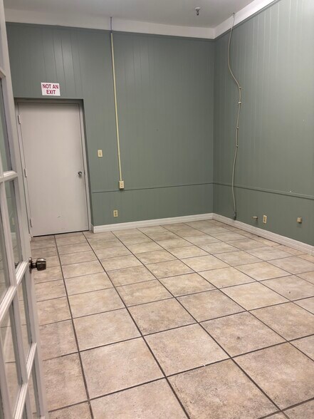 More Photos Of 740 Fannin St, Beaumont Warehouse For Lease