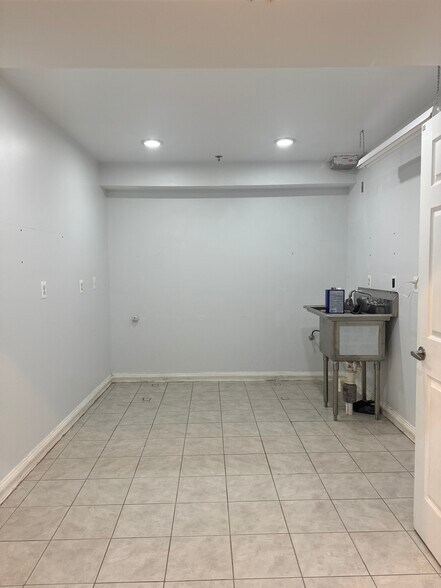 More Photos Of 8740 Cherry Ln, Laurel Light Manufacturing For Sale
