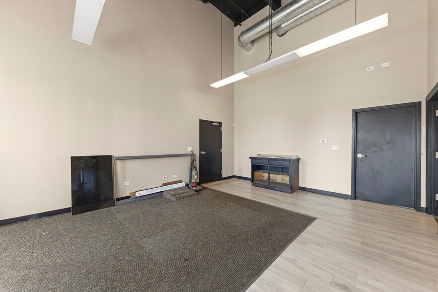 More Photos Of 25553 Wolf's Crossing Rd, Plainfield Warehouse For Lease