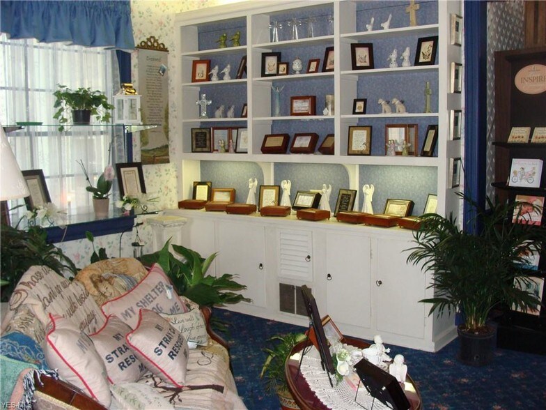 More Photos Of 890 E State St, Salem Flex For Sale