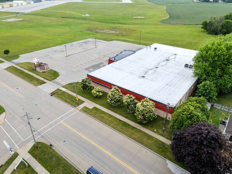 More Photos Of 2330 Menasha Ave, Manitowoc Supermarket For Sale