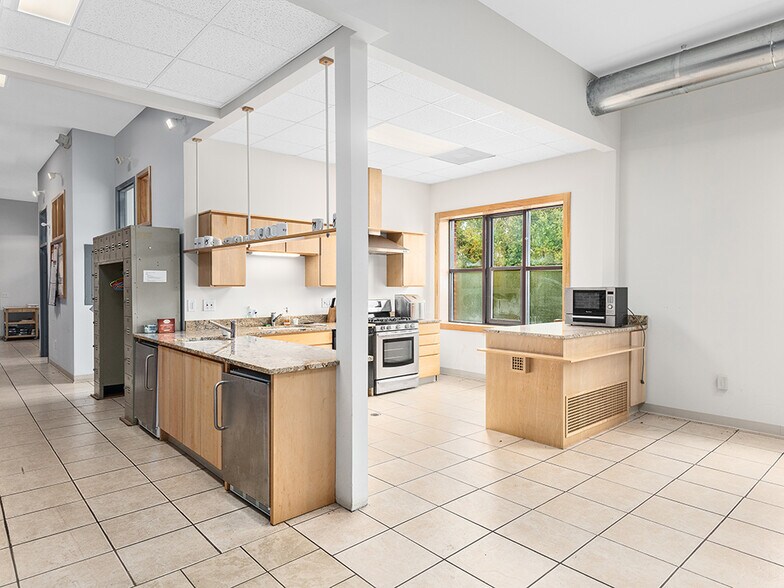 More Photos Of 701 Oriole Dr, Hendersonville Warehouse For Sale