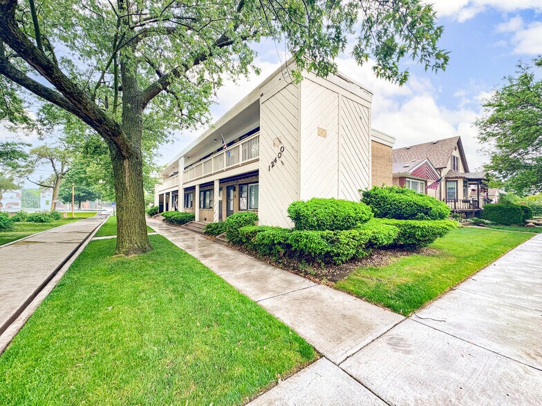 Primary Photo Of 12400 Greenwood Ave, Blue Island Apartments For Sale