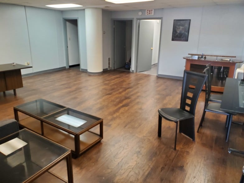 More Photos Of 2425 Hyde Park Blvd, Niagara Falls Freestanding For Lease